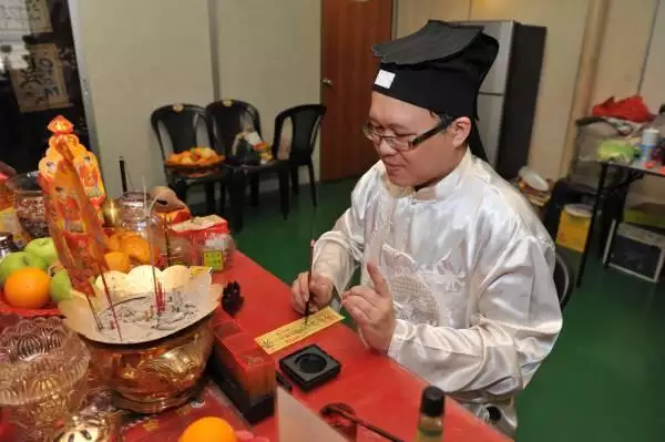 2、喝香灰水什么说法:香灰可以喝吗