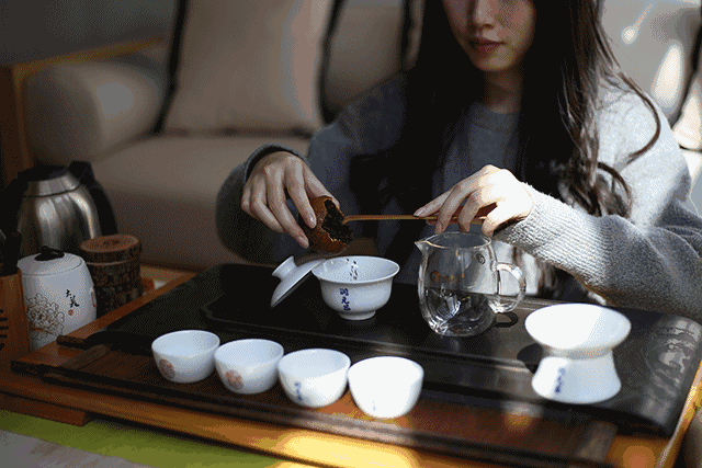 5、给上香怎么上 左右怎么分 是以自己的左右分 还是以的左右分？