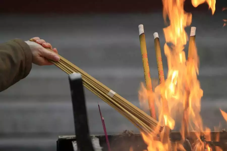 4、正确烧香拜的步骤:上香拜的正确方法是？