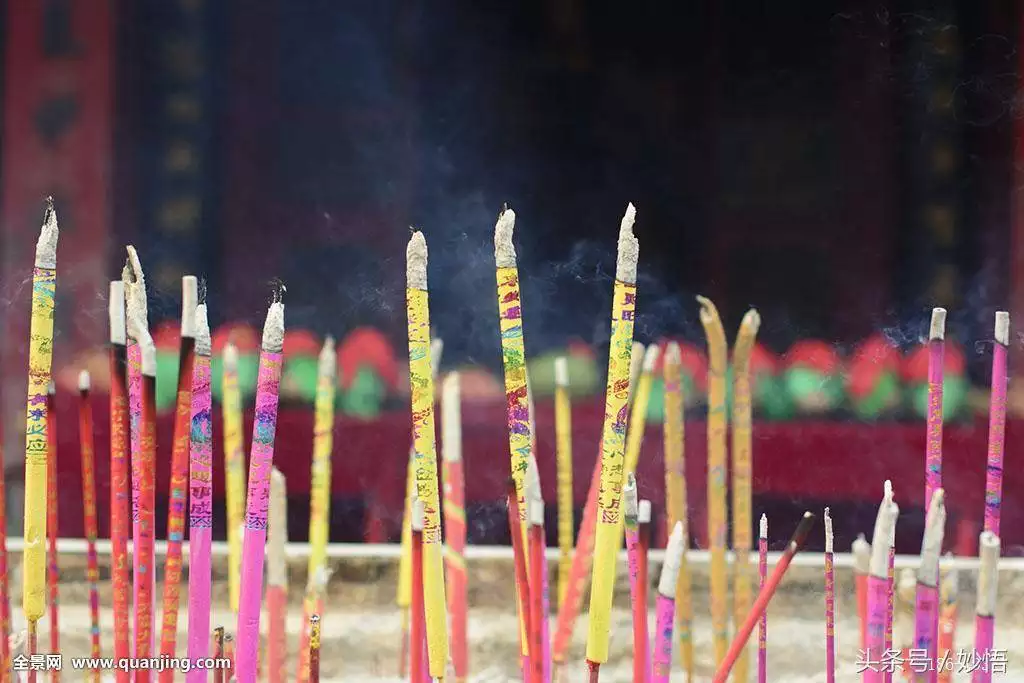 2、三根香头看吉凶靠谱不:三根香中间香探出头对保家什么意思？谢谢