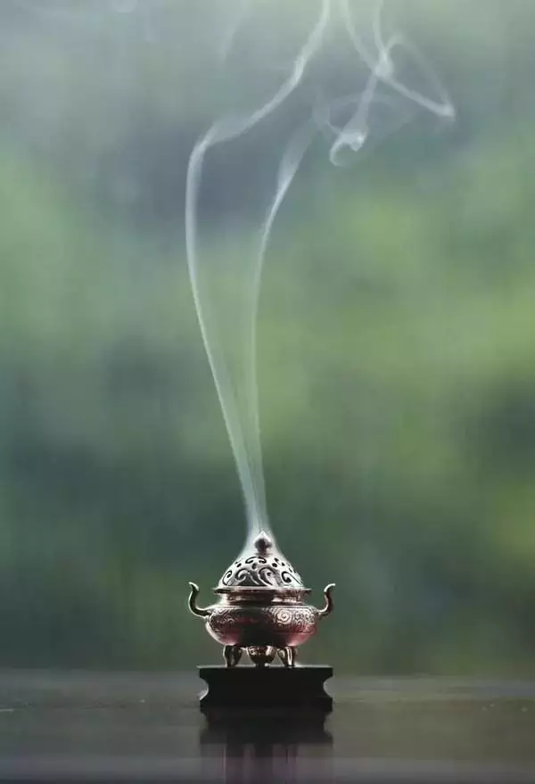 6、香灰落在香炉外不聚财:香灰全落在供桌上香炉却很少