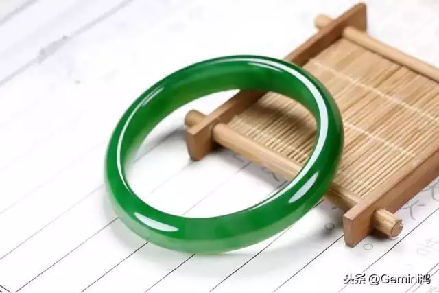 属虎女戴什么玉吊坠更好，属虎的适合戴什么玉石