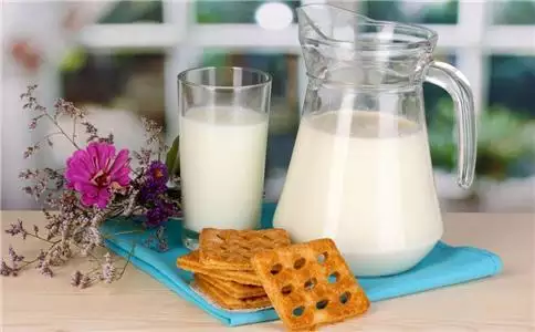 2、堅持一個月喝純牛奶會有什麼變化:把純牛奶當水喝會有什麼影響和效果?