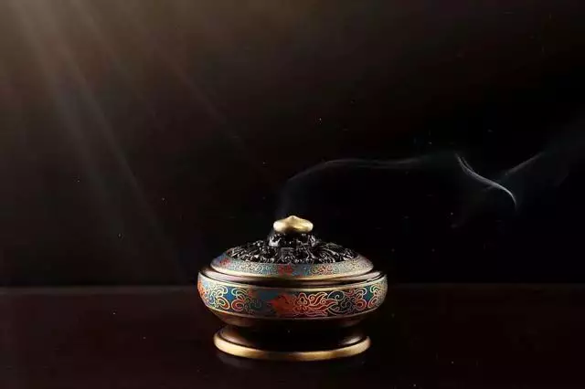 1、财神爷的香炉里面的香灰可以动吗:财神位的香炉，里面的香灰有什么要求？