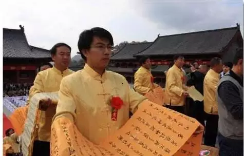 988年属龙的吉祥物，属龙大林木命戴什么饰品好"