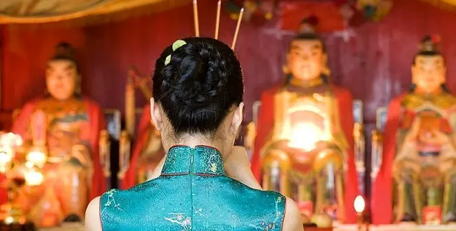 5、自己在家烧香有什么讲究:在家如何烧香