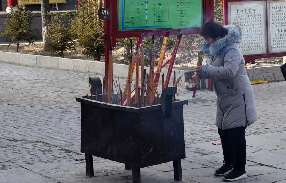 3、烧香的讲究烧香的规矩:烧香的讲究