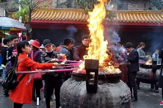 3、上香算卦可以相信吗:为何算卦的人建议我在只磕头不上香