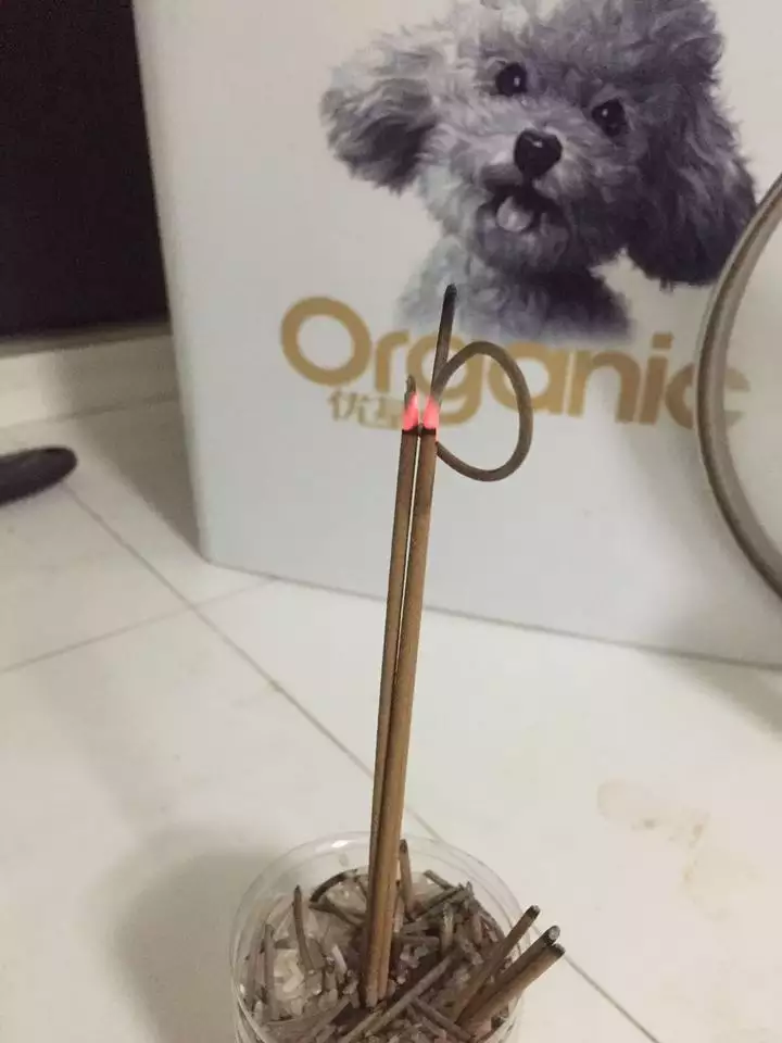 8、香灰先落哪个好:落香灰的顺序 有那些讲究