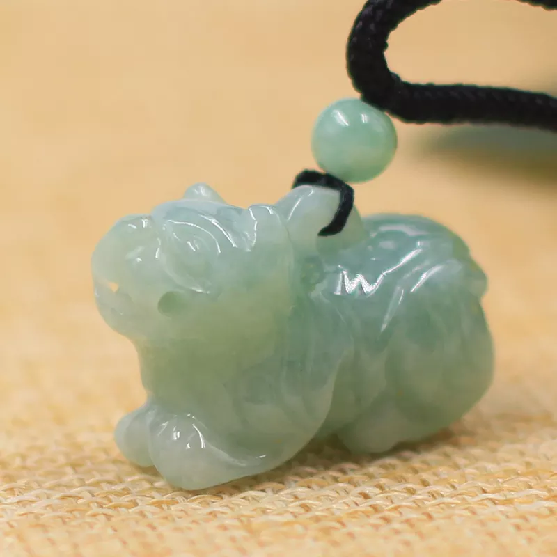 3、属虎的带什么玉坠比较好:属虎的人适合戴什么玉