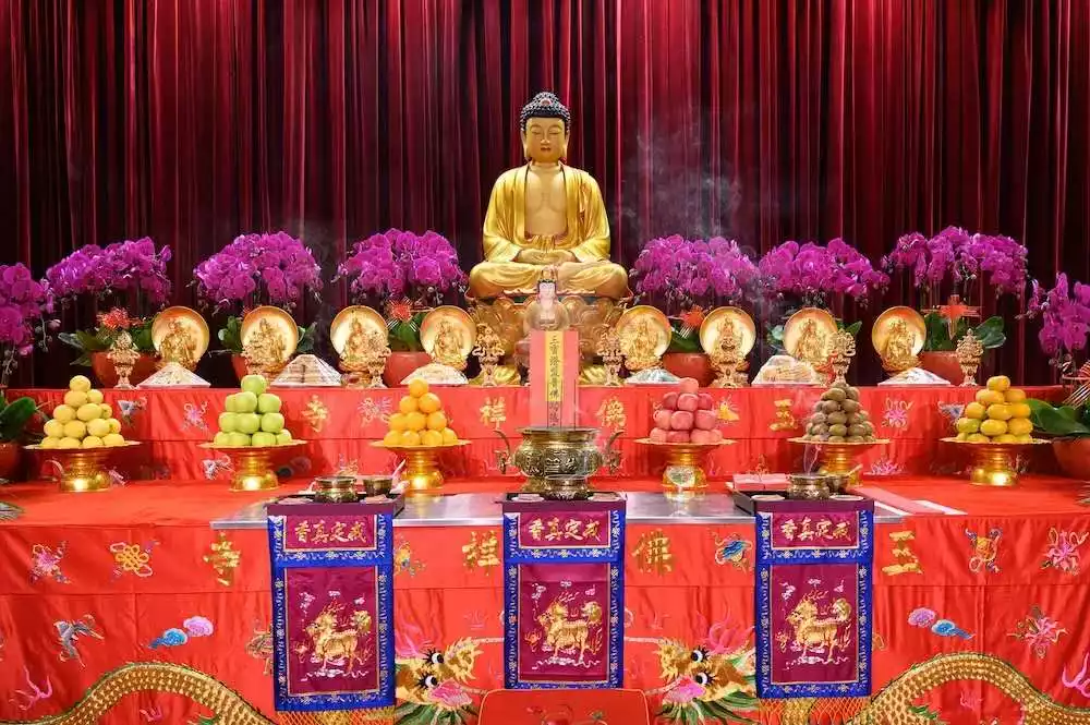 3、怎么上香:和财神供在一起，顺序怎样上香