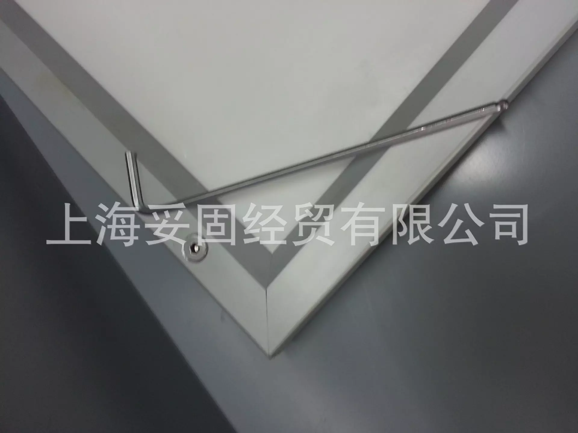 1、江苏铝金属相框的保养及清理:铝合金门窗怎么清洗和保养 ？