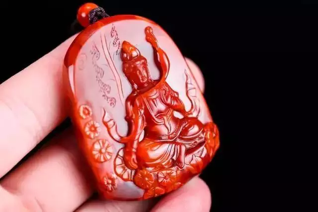 属兔的戴玉好还是金，戴天珠好还是戴玉好