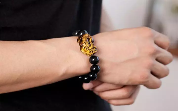3、貔貅手鏈的佩戴忌諱和講究:吊墜的貔貅前後穿孔能帶手上嗎