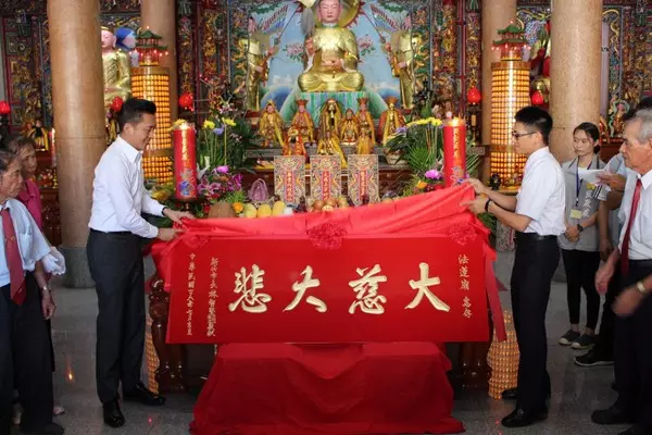 3、家里给上香了:给家里的上香，烧的这个香请高人指点？