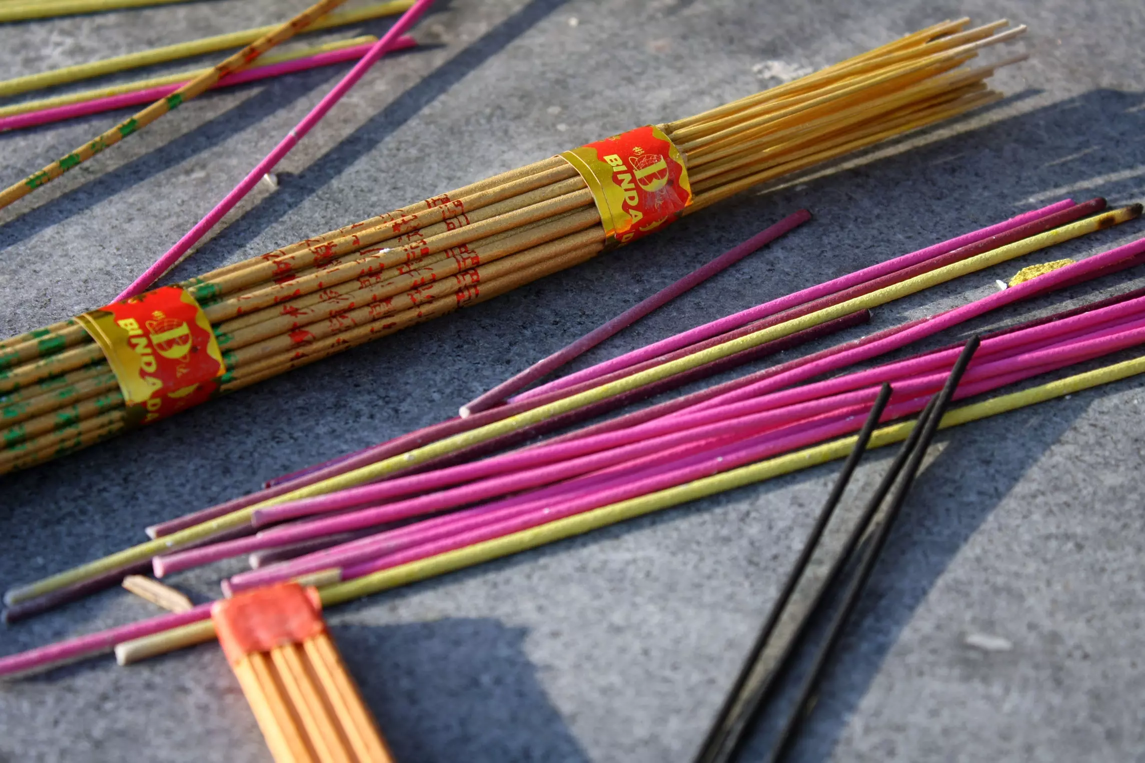 3、三柱香火长短图解说明:烧香的时候3根香长短不一样有什么讲究