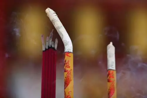 8、香灰倒在哪个方向好:香灰倒向西南有什么寓意吗