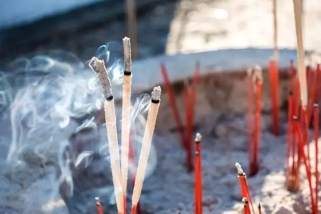 3、在家烧香的讲究:在家烧香拜的讲究