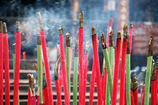 2、烧香应该怎么烧:去烧香怎么烧