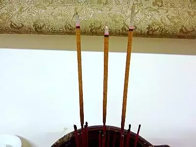 1、香灰倒在哪个方向好:香灰向南倒什么意思？