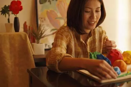 4、45歲的女人學什麼可以掙錢啊:女人45歲了學個什麼手藝好找工作