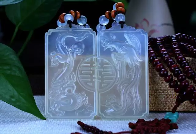 屬龍女戴什麼玉吊墜好，屬龍一生佩戴什麼吊墜