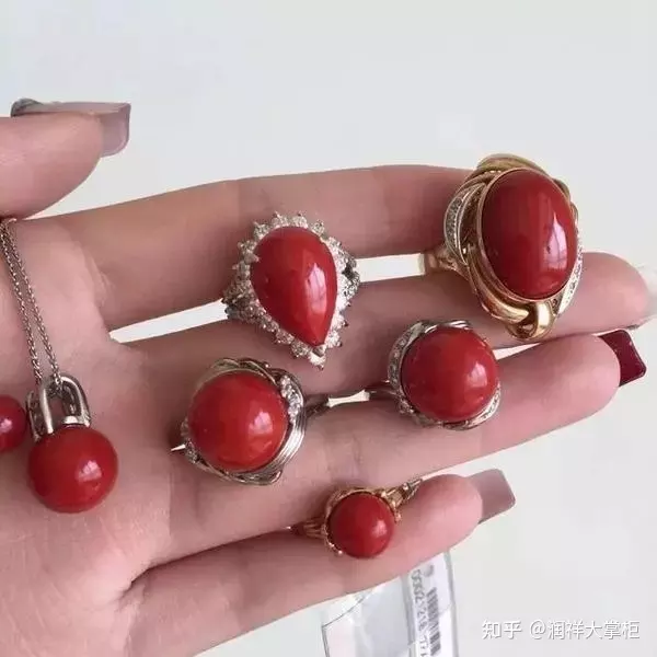 2、濕氣重的人適合戴什麼首飾:40歲女人，戴什麼材質的飾品對身體好？