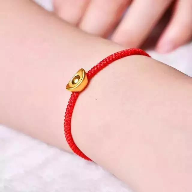 属狗的人适合佩戴什么吊坠，属狗佩戴什么转运招财