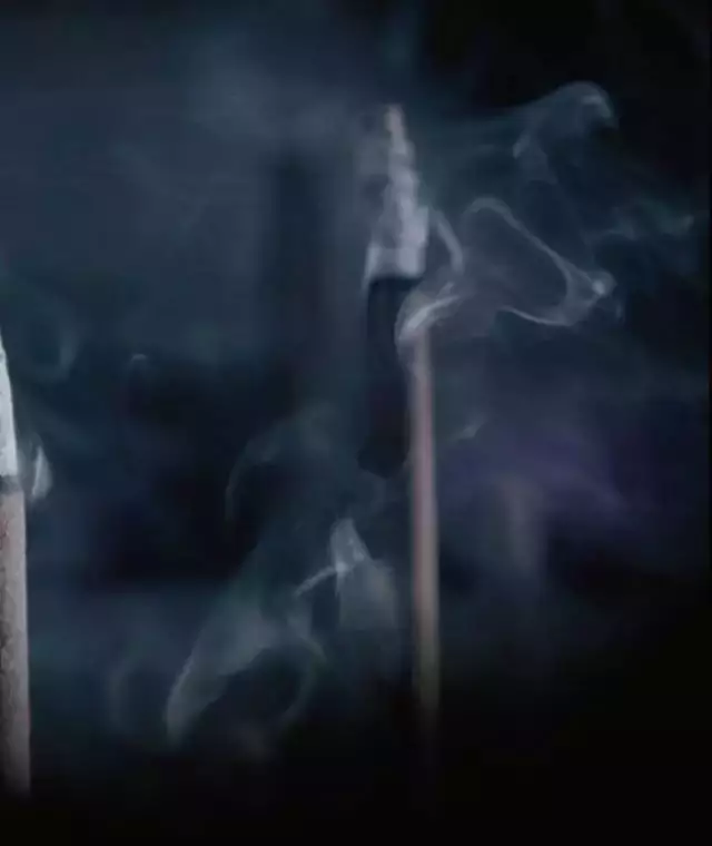 7、三根香左边一根灭了什么意思:给上香，一共三根左边的灭了怎么办，什么预兆