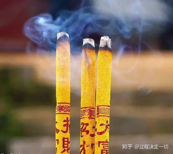 2、三根香怎么看香灰图解:上三根香两根香灰是怎么回事