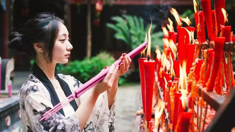 2、给活人上四根香会死:上四根香代表什么