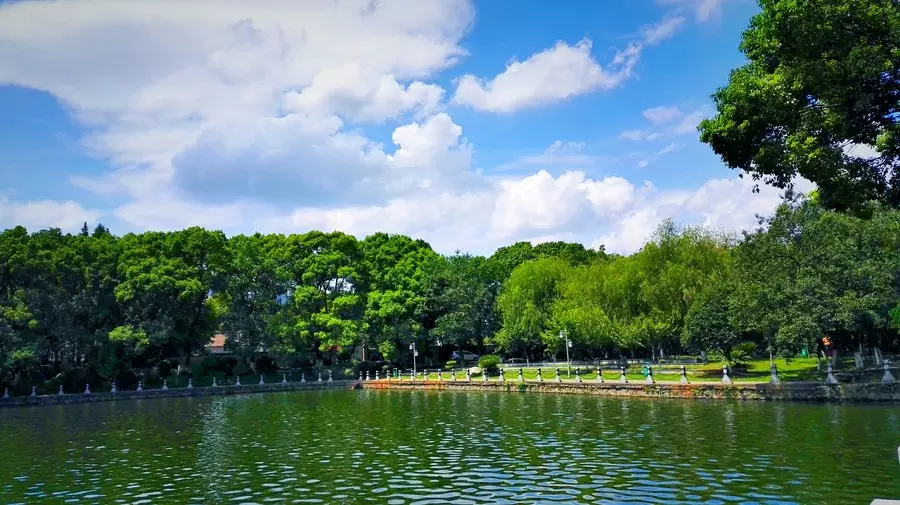 2、初一十五在家里烧香的正确方法:为什么初一十五要烧香 有什么讲究吗？