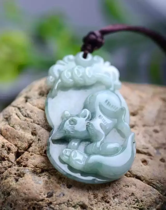 属虎的女人适合戴玉镯吗,火命的人适合带玉器吗