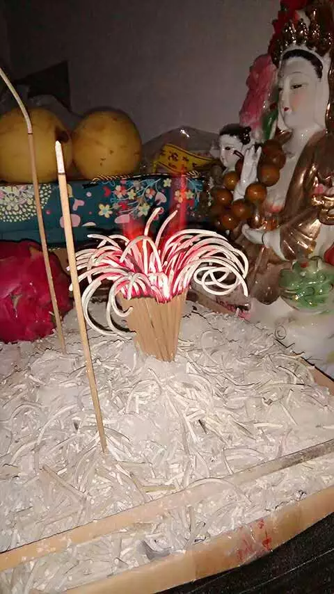 4、给财神上香的香灰怎么处理:财神上完香的香灰怎么处理