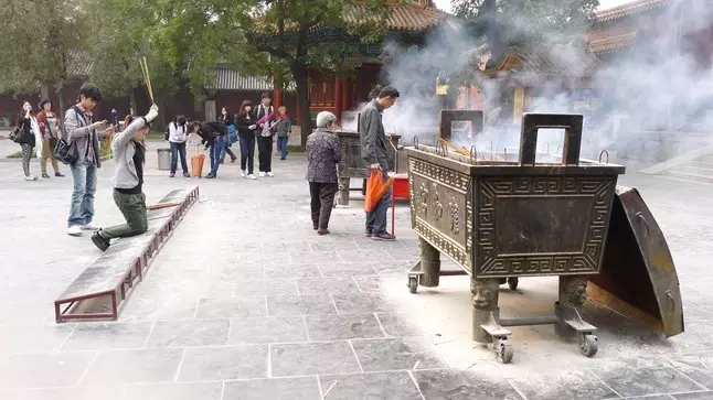 1、上香的正确方法:还愿和烧香的规矩？