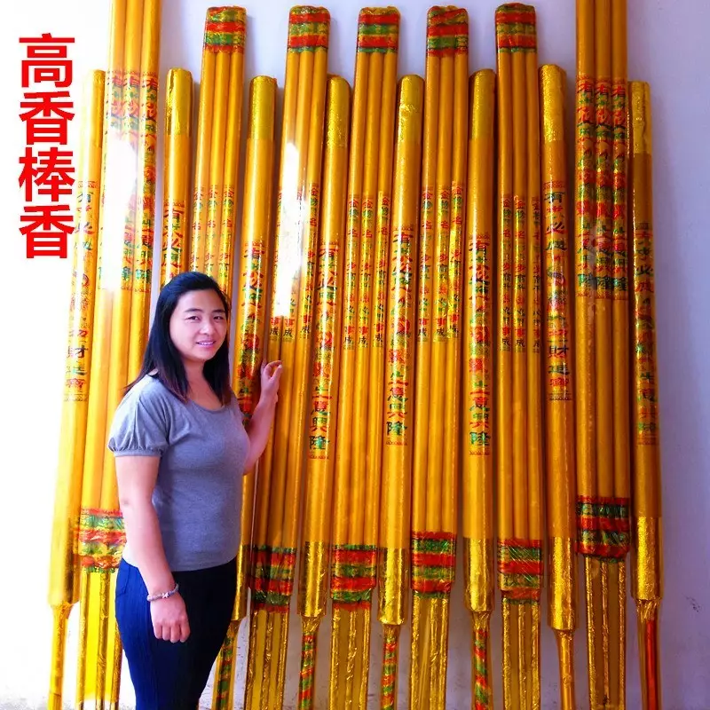 6、给上香时,三根香,其中有一根香烧的很快,就是根烧的很快,三根香是一块点着的。同样常