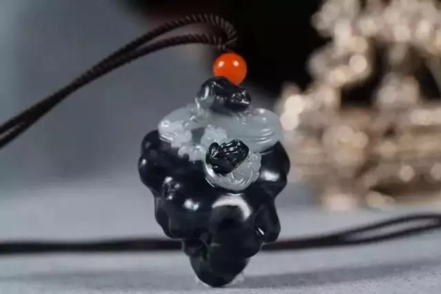 属兔的戴玉好还是金，属兔佩戴兔玉坠好不好
