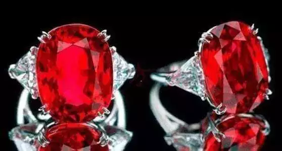 属狗的人适合佩戴什么吊坠，属狗佩戴什么转运招财