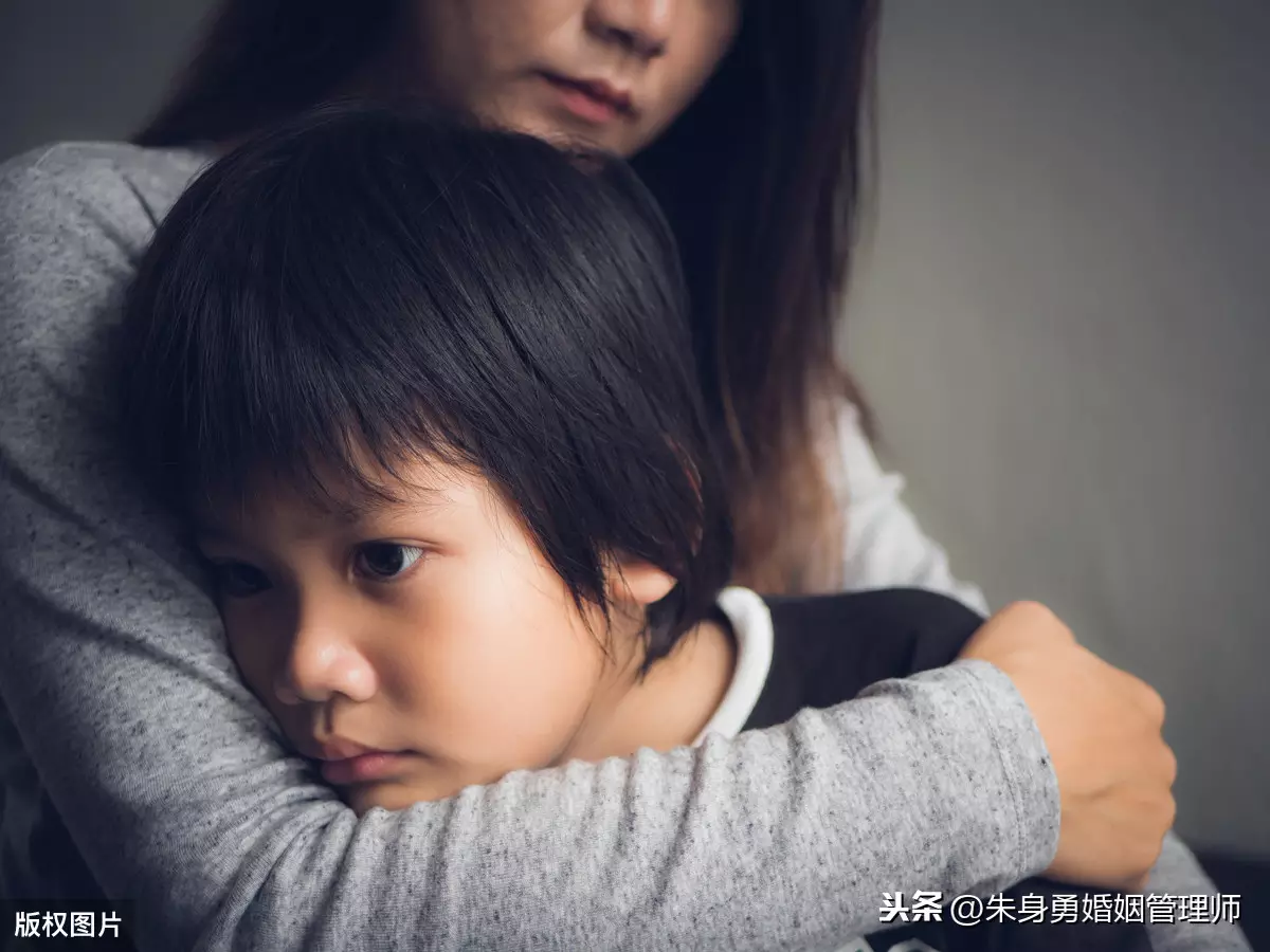 3、離婚後十年晚上兒子一起:離婚十年，兒子一直想媽媽，該不該復婚？