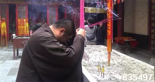 2、我在家烧香放的时候中间高烧着烧着中间就低了，现在烧了四炉香了已然是这样，这是怎么回事，请指点