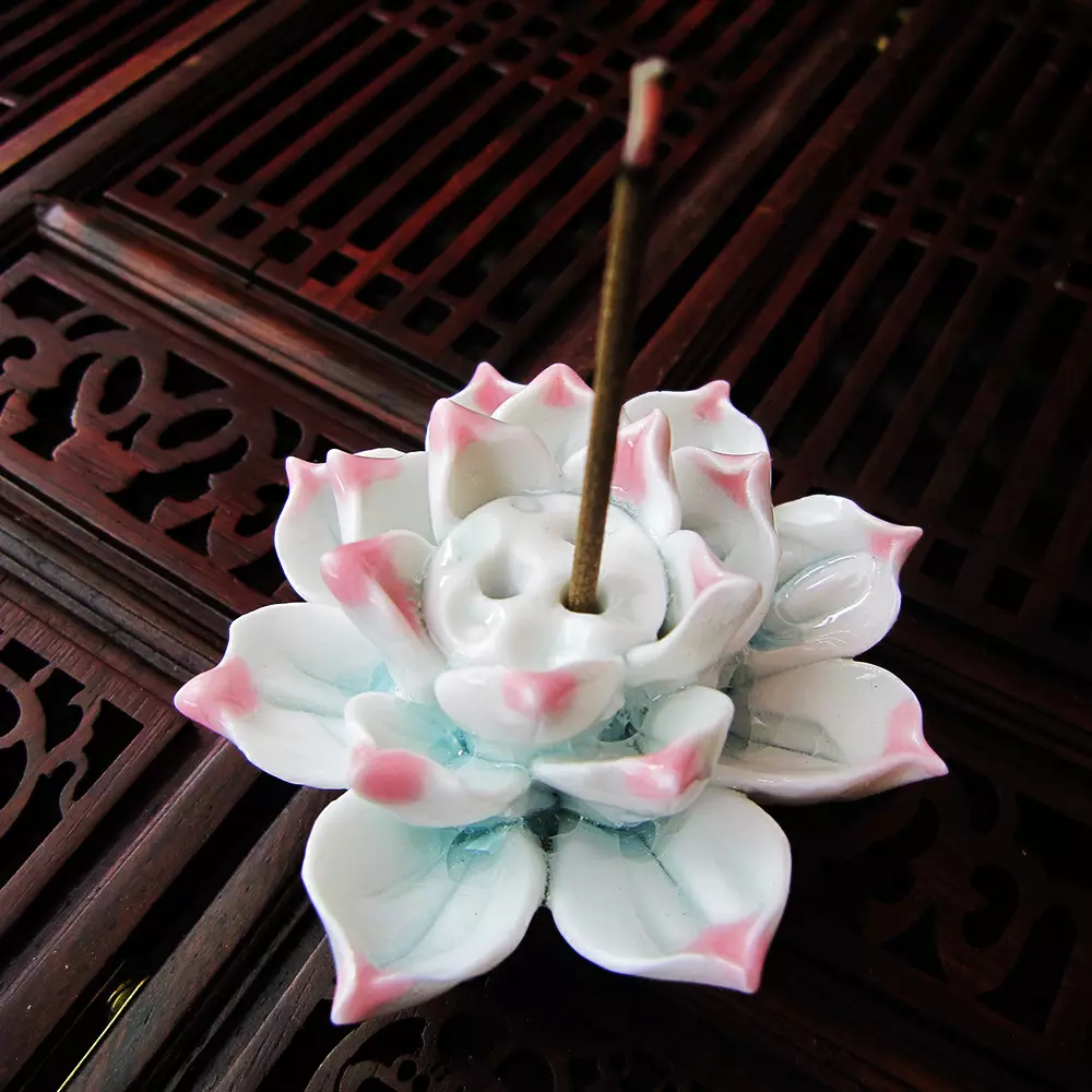 4、烧出了香的图片:师傅为我儿子上了一主香，烧出来的是香，我不知道什么是香