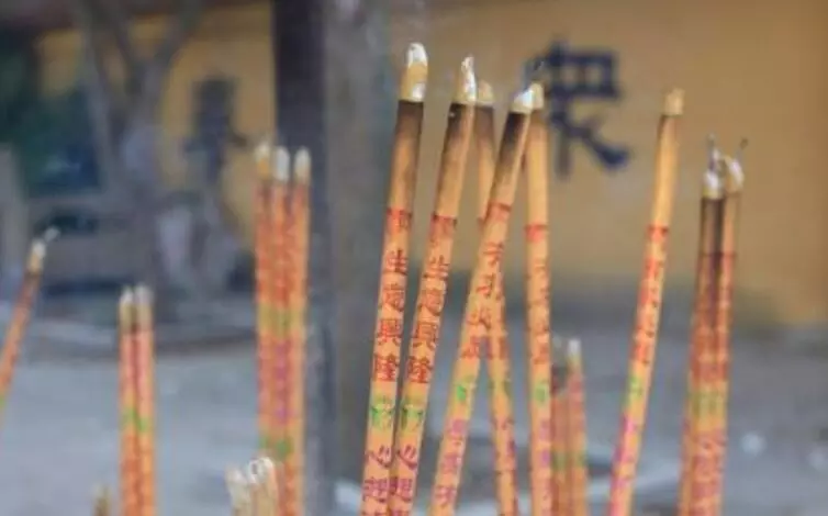 1、三根香香灰图解大全形状:三根香烧香图解