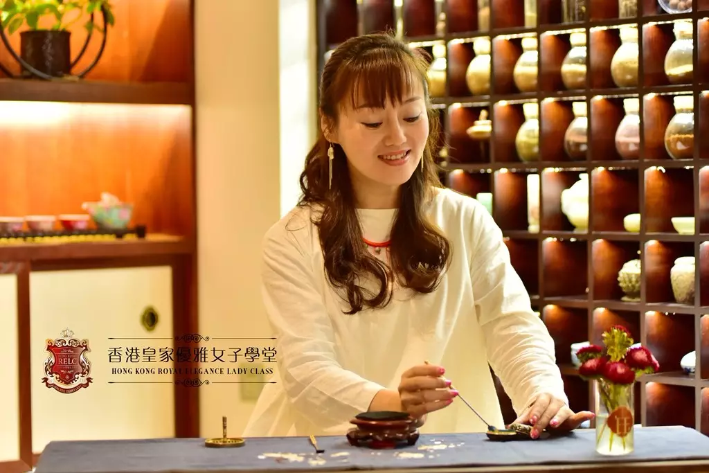 1、喜欢香道的女人:为什么我总是觉得檀香好闻，沉香不容易接受？