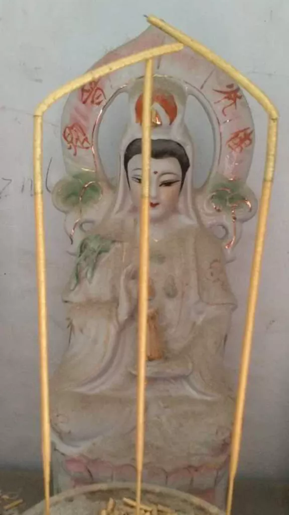 4、香灰倒向有什么寓意吗:我上香时香灰横倒另一支香上什么说法?