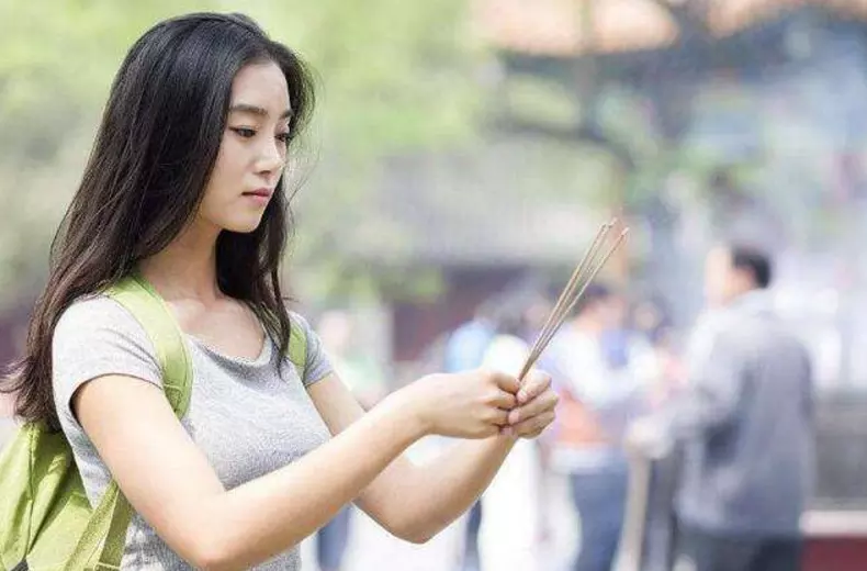 3、每天上香后的香根拔吗:上香后的香根拔吗