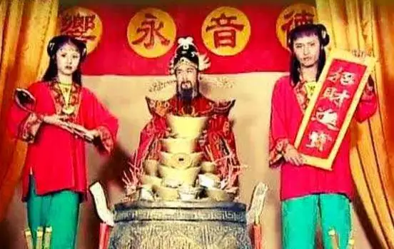 3、关于财神爷的电视剧，讲的是财神跟其他两位下凡关注一个凡人，好像是清朝的，里面记得还有呢!谢谢