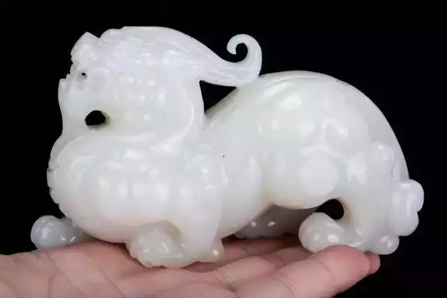 属兔的戴玉好还是金，属兔佩戴兔玉坠好不好