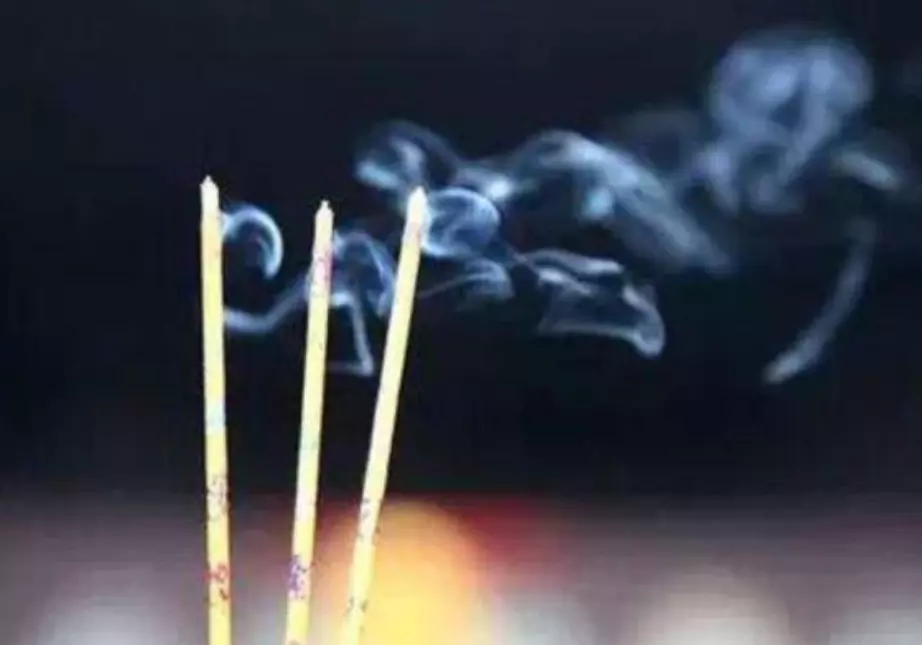 2、三柱香火长短图解中间的短:给上香 三根香燃烧的长短不一样代表的是什麽意思