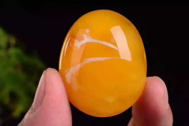 属兔的戴玉好还是金，属兔佩戴兔玉坠好不好