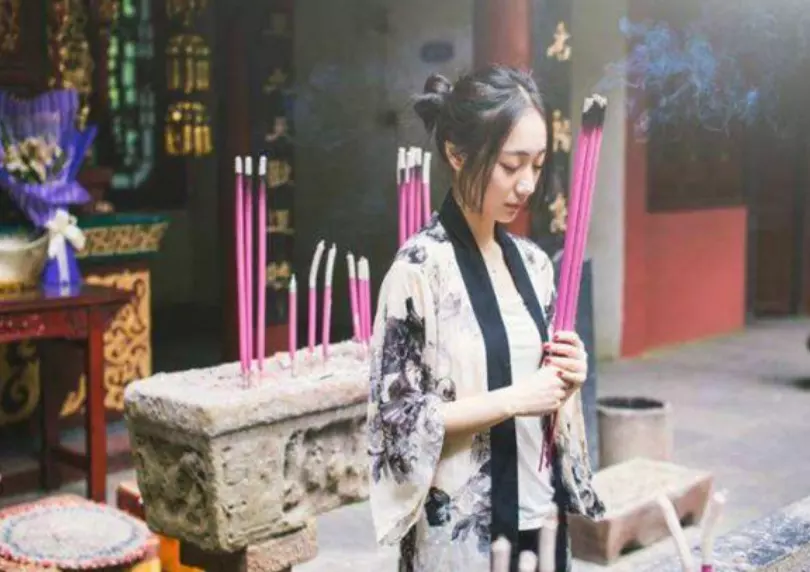 1、给活人上四根香会死:给死人上坟烧香烧4根可以吗？